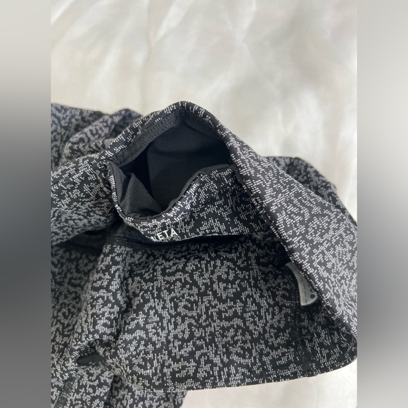 Athleta Black White Static Ultimate Stash Textured 7/8 Tight Leggings Medium - Picture 7 of 11